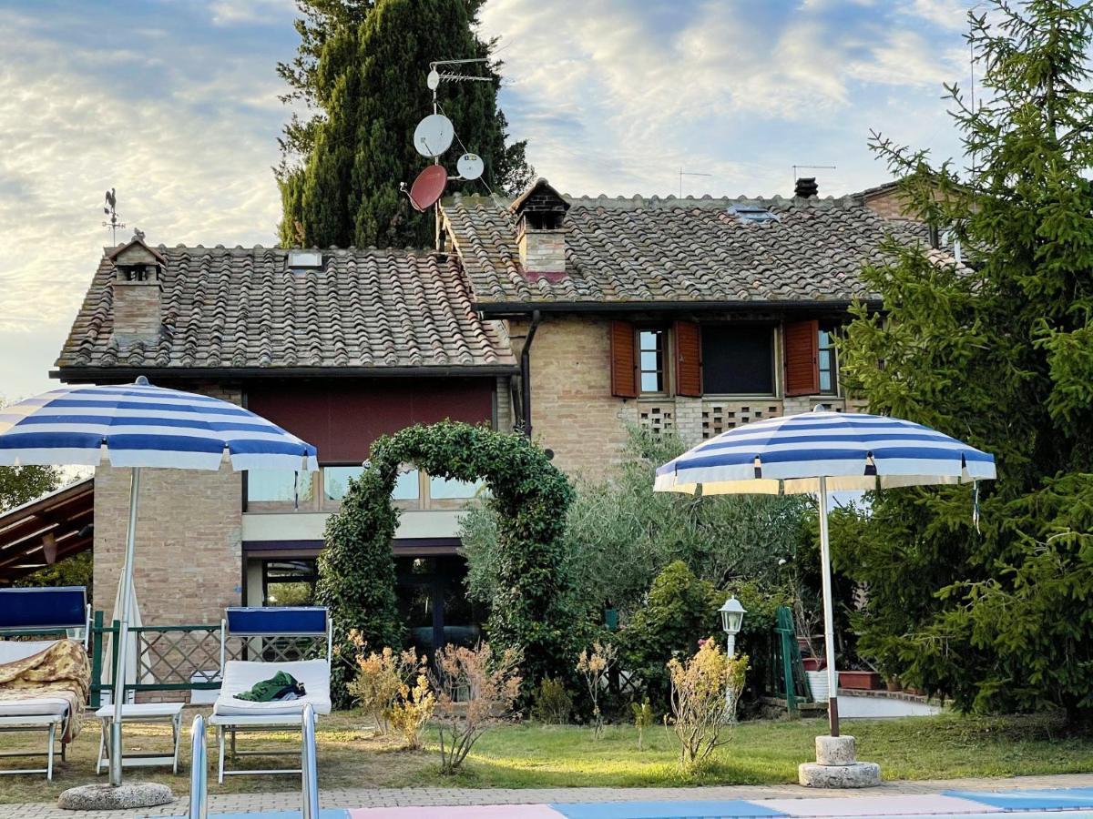 Appartamento Con Piscina E Giardino A Сиена Экстерьер фото